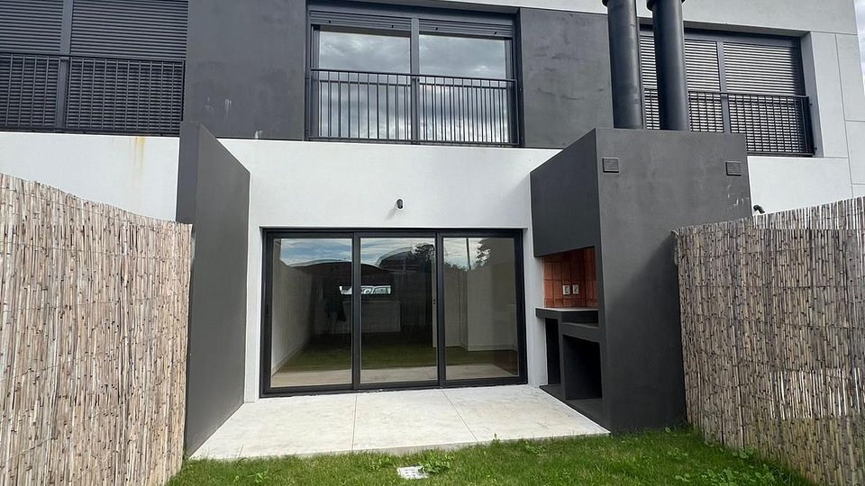 Vendo casa de 2 dormitorios en complejo con seguridad!