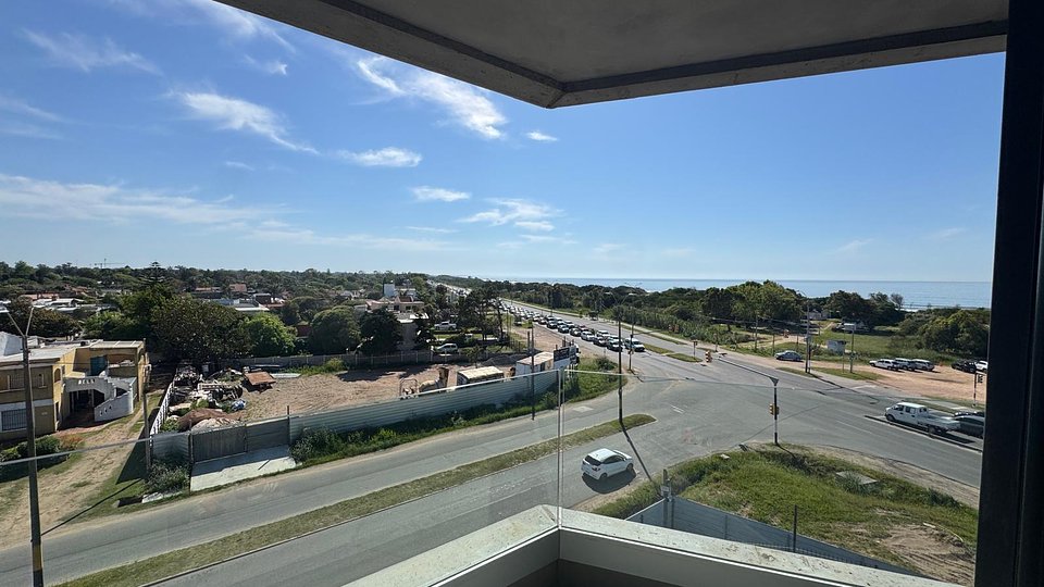 Divino departamento esquinero sobre la rambla con parrillero propio