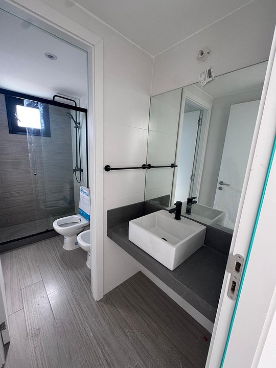 Divino departamento esquinero sobre la rambla con parrillero propio