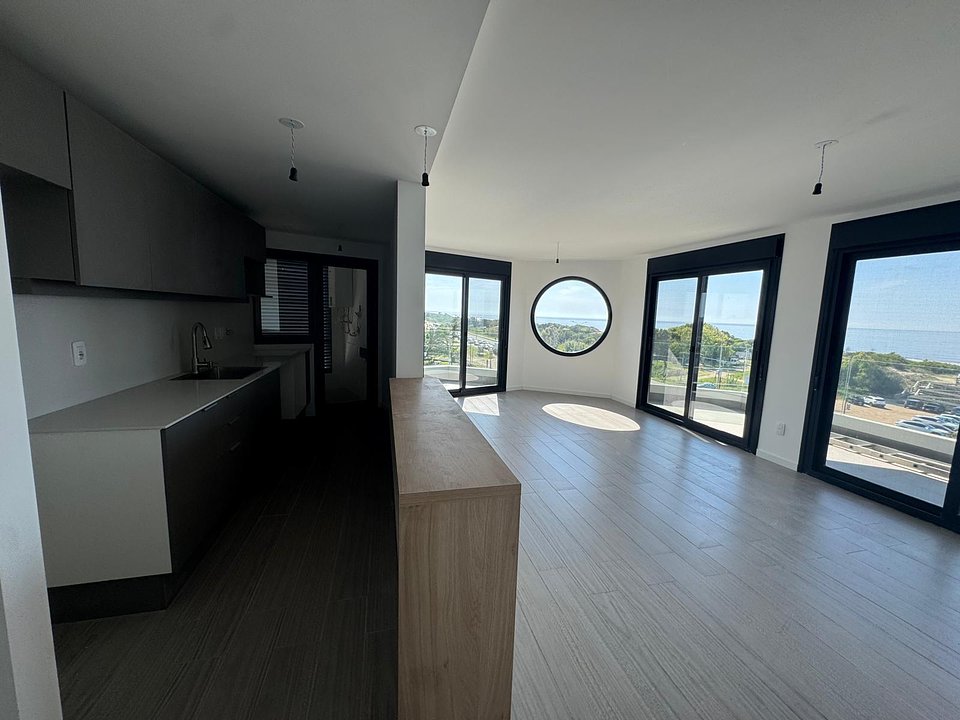 Divino departamento esquinero sobre la rambla con parrillero propio