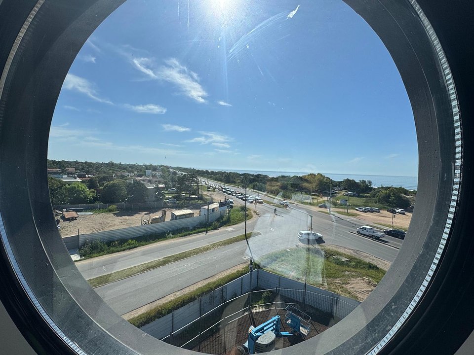 Divino departamento esquinero sobre la rambla con parrillero propio