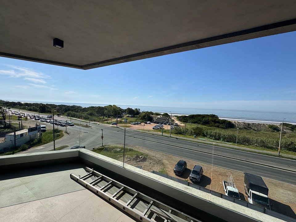 Divino departamento esquinero sobre la rambla con parrillero propio