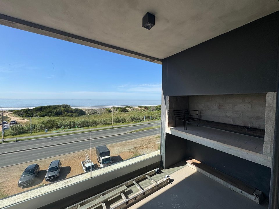 Divino departamento esquinero sobre la rambla con parrillero propio