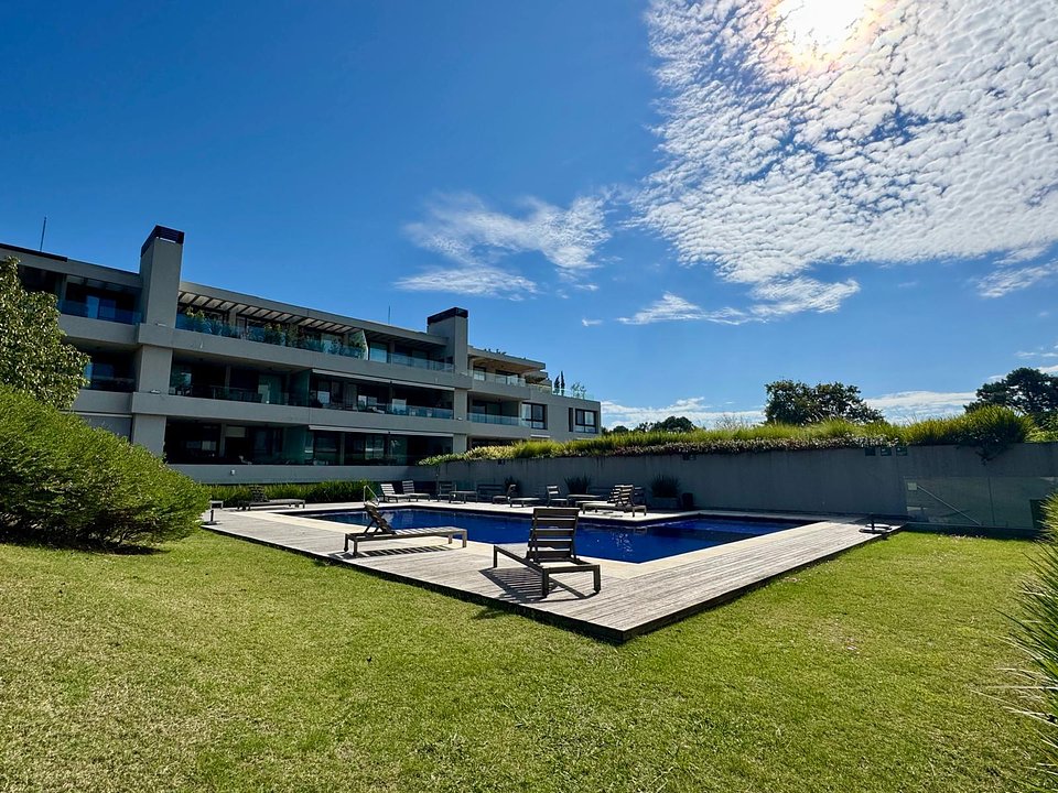 Muy luminoso en Carrasco Norte! 3 Dormitorios Y 3 Baños! Amenities completos!