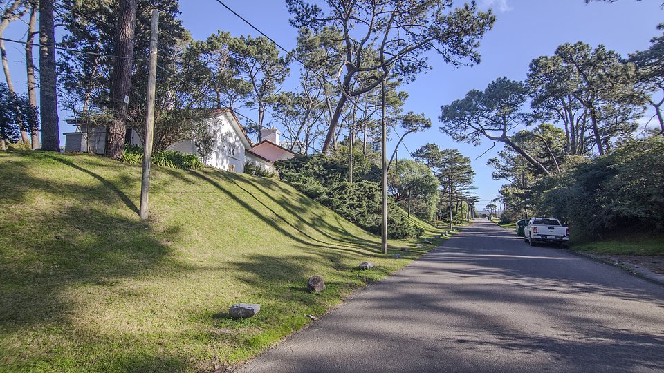 Gran terreno de 3500 metros en Nuevo Cantegril, Punta del Este